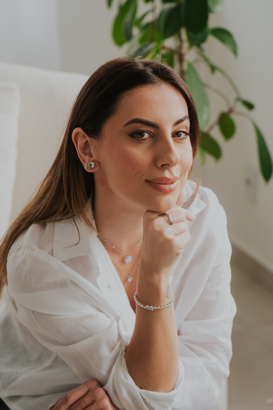 Foto espontânea da Maria analisando peças.