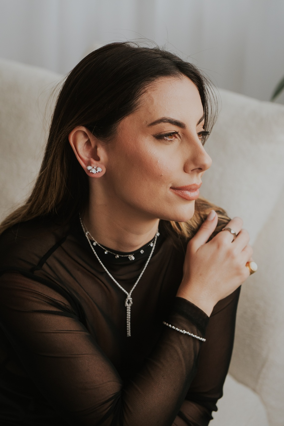 Retrato da Maria, fundadora da Joá Semijoias.